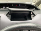 運転席アッパーボックス/小物などの収納に、お使いください。