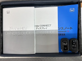 スマートキーは鍵をバッグに入れたままでもドアロックの開閉やエンジンのON・OFFができます。夜間や雨の日も鍵を探さなくて良いので便利です。