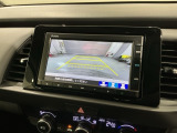 リバースギアに入れるだけで後方の表示へ切り替わります。夜間や雨の日の駐車も楽になりますよ。