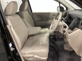 広い足元に肘掛けもついたゆったり座れるシートです。運転席と助手席の間が空いているため、助手席側への移動がスムーズです。交通量の多い道でも、助手席側から乗り降りができます。