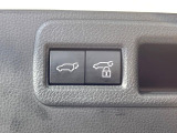 【パワーバックドア】スマートキーや運転席のボタンを押すだけでリアゲートが自動で開閉します!荷物を持っている時や、高い位置にあるバックドアを閉める際に便利な機能です♪