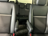 車外に出なくても運転席から3列目シートまで移動が可能です。子育てや荷物が多いときなど利便性が高いです