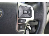 運転中に手を離さなくてもインフォメーションディスプレイ内の表示切替えや、安全装備の切替えが出来るステアリングスイッチ付。走行中に視線を逸らさず出来る手元操作は安全運転につながります。