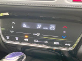 【オートエアコン】一度お好みの温度に設定すれば、車内の温度を検知し風量や温度を自動で調整。暑い&hellip;寒い&hellip;と何度もスイッチ操作をする必要はありません。快適な車内空間には必須の機能ですね♪