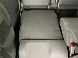 リアシートは簡単に倒すことができるので、ラゲッジルームも広がります。