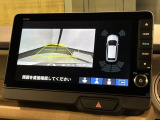 リバースギアに入れるだけで後方の表示へ切り替わります。夜間や雨の日の駐車も楽になりますよ。