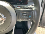 【プロパイロット】高速道路のロングドライブをアシスト。アクセル・ブレーキを制御し前方車との車間距離を保ち、ハンドル操作を制御アシストし走行車線を維持します。