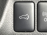 【パワーバックドア】スマートキーや運転席のボタンを押すだけでリアゲートが自動で開閉します!荷物を持っている時や、高い位置にあるバックドアを閉める際に便利な機能です♪