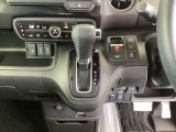 足元スッキリ、インパネシフトです。パーキングブレーキは電子制御パーキングブレーキタイプなので、運転席と助手席の間がスッキリしています。