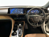 運転席は見やすく整理され、ナビも美しく装着され操作性にも優れています!