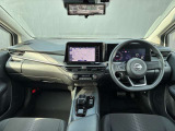 先進感あふれるインテリア!見晴らしの良い高めのアイポイントで車両感覚もつかみやすく、運転しやすい一台です。コンパクトなボディながら室内は広々としており、乗る人みんなが快適に過ごせます♪