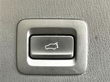 【パワーバックドア】スマートキーや運転席のボタンを押すだけでリアゲートが自動で開閉します!荷物を持っている時や、高い位置にあるバックドアを閉める際に便利な機能です♪