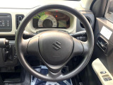 インテリアに合わせたデザインのステアリングは、運転される方のことも考え、運転しやすい形状、大きさです。是非一度、実際に触ってお確かめください。
