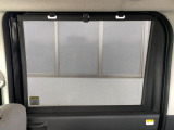 【ロールシェード】日差しや車外からの光が眩しいときにサッと引き出して使える、ロール格納タイプのサンシェードを装備。後席に乗ったお子様がウトウトしだした時など、ぜひご活用ください♪
