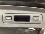 ハンズフリー機能付きパワーテールゲートで、重い荷物を持っていても足をかざすだけで開閉可能。予約クローズ機能により、離れると自動で閉まるため、積み込み後もスムーズに移動できます。