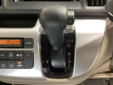 CVT車のセレクトレバーです。低速から高速まで、変速ショックのないスムーズな走りを実現するとともに、エンジン効率のよい領域を維持することで燃費にも貢献します。