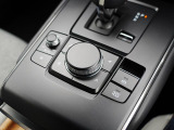 ナビ&オーディオ操作ダイヤル「コントロールコマンダー」は自然と手の触れる位置に配置されています。目線を外すことなく手元で操作できます。