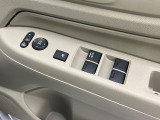 【電動格納ミラー】サイドミラーは電動格納式となっており、狭い駐車場でもキズがつくリスクを抑えられます。