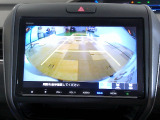 バックカメラの画像です。ガイドラインがスムースな車庫入れをサポートいたします。車庫入れの安心感がアップしますね。
