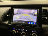 リバースギアに入れるだけで後方の表示へ切り替わります。夜間や雨の日の駐車も楽になりますよ。