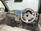 運転席まわりです。 各操作スイッチは使いやすい位置に配置されてます。