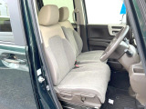運転席まわりには十分なスペースがあり、大柄な方でもゆったり運転していただける環境です。