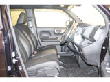 操作性に優れた運転席となります!小物入れや各ボタンの配置にこだわり、使いやすいです!座り心地もよく視認性も良好なのでロングドライブもお任せ下さい!