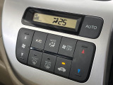 【オートエアコン】一度お好みの温度に設定すれば、車内の温度を検知し風量や温度を自動で調整。暑い&hellip;寒い&hellip;と何度もスイッチ操作をする必要はありません。快適な車内空間には必須の機能ですね♪