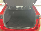 CX-5だけのリアシート4:2:4分割。真ん中を倒すことでスキー板や絨毯などの長い物を載せても、両サイドの乗員が窮屈にならなずにお座り頂けます。