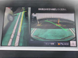 ナビ画面にアラウンドビュ-モニタ-の映像を映し出しています。  狭い場所での車庫入れをサポ-トしてくれる便利アイテムです。