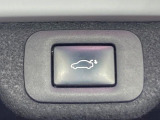 【パワーバックドア】スマートキーや運転席のボタンを押すだけでリアゲートが自動で開閉します!荷物を持っている時や、高い位置にあるバックドアを閉める際に便利な機能です♪