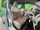 運転席まわりには十分なスペースがあり、大柄な方でもゆったり運転していただける環境です。