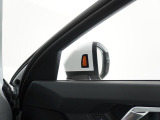 斜め後方から接近する車両を感知しドライバーに注意喚起するサイドアシスト装備。詳しくは0078-6002-900146中古車スタッフまで