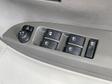 【電動格納ミラー】サイドミラーは電動格納式となっており、狭い駐車場でもキズがつくリスクを抑えられます。