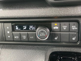 【オートエアコン】一度お好みの温度に設定すれば、車内の温度を検知し風量や温度を自動で調整。暑い&hellip;寒い&hellip;と何度もスイッチ操作をする必要はありません。快適な車内空間には必須の機能ですね♪