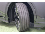 タイヤサイズはハイスペックな 225/45R21。