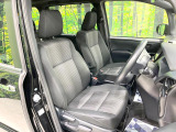 運転席まわりには十分なスペースがあり、大柄な方でもゆったり運転していただける環境です。