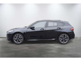 コンパクトなハッチバックながら、ロングノーズ・ショートオーバーハングのBMWらしい伝統的なスタンスを継承しています。