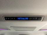 【リアオートエアコン】広い後部座席には必須の機能!風量や温度を自動で調整し前席と同様な車内環境にしてくれるリアオートエアコンを装備。夏の暑さも冬の寒さもストレスなく快適にお過ごしいただけます♪