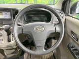 インテリアに合わせたデザインのステアリングは、運転される方のことも考え、運転しやすい形状、大きさです。是非一度、実際に触ってお確かめください。