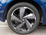 足元を引き締める、純正アルミホイール付きです。タイヤサイズは、205/50R17です。