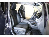 すわり心地の良い運転席・助手席です。長時間のドライブの疲れ軽減に貢献します。どうぞ快適なドライブを♪