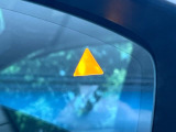【ブラインドスポットモニタリング】走行中、ドアミラーの死角になりやすい箇所に後続車が接近するとサイドミラー付近に警告を表示、ドライバーに注意喚起をしてくれます。