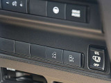 運転席右側にはステアリングヒーター、両側オートスライドドア、ハンズフリーオートスライドドア等のスイッチが有ります。