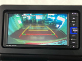 【バックモニター】 駐車時に車両後方の様子を見ることができるので、運転の不安を軽くします。