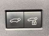 【パワーバックドア】スマートキーや運転席のボタンを押すだけでリアゲートが自動で開閉します!荷物を持っている時や、高い位置にあるバックドアを閉める際に便利な機能です♪