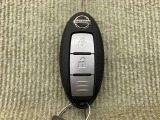 手荷物が多いときでも、スマートキーをバッグやポケットに携帯していれば、キーを取り出すことなくドアの解錠・施錠ができます