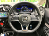 インテリアに合わせたデザインのステアリングは、運転される方のことも考え、運転しやすい形状、大きさです。是非一度、実際に触ってお確かめください。