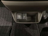 アクセサリーソケットはUSBのアダプターなどをつければ、スマホの充電にも使えます。横にはナビゲーション用の外部入力可能なUSB端子がついており、周辺には物が置けるボックスがついています。