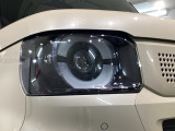 LEDヘッドライトは、点灯の瞬間から最大光量を発揮し、突然暗くなるトンネルなどでの安定感を高めます。